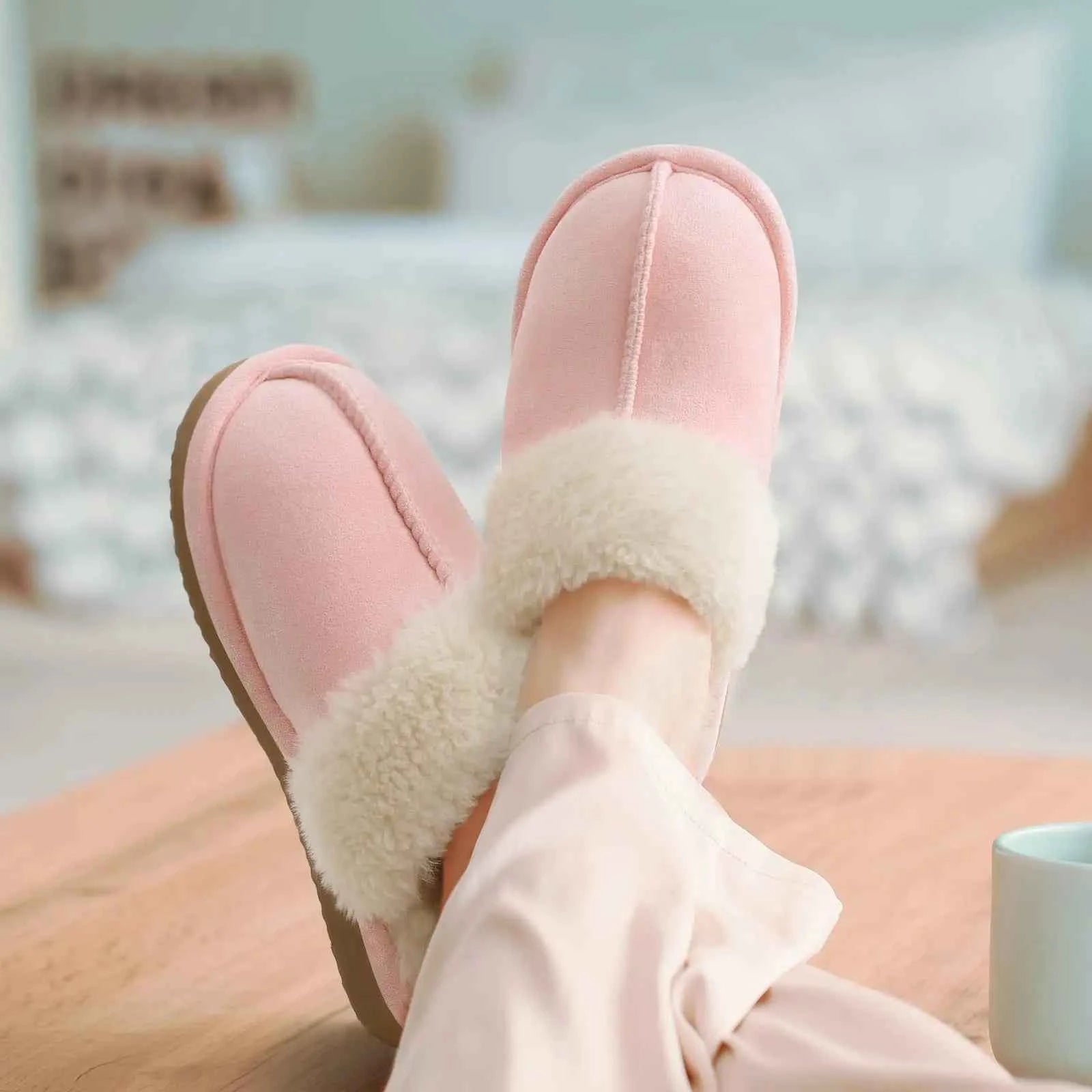 Cozy Women's Fluffy Faux Fur Slippers for Winter Comfort